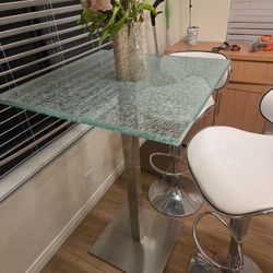 Cool bar table with glass top and 2 adjustable stools