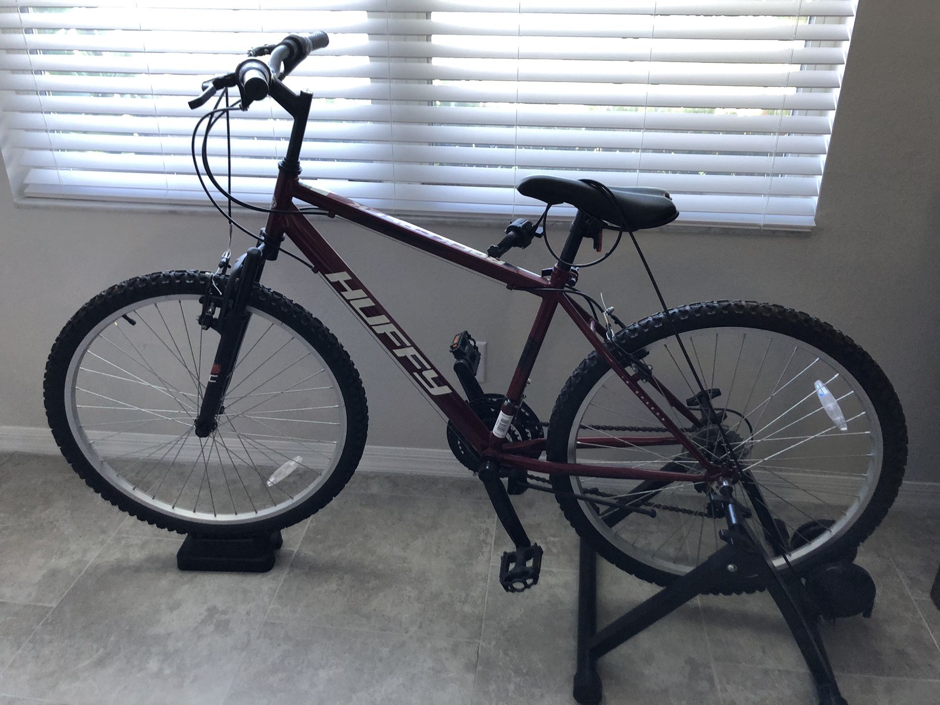 Bicycle Huffy Mountain 18 Speed With Stationary Stand