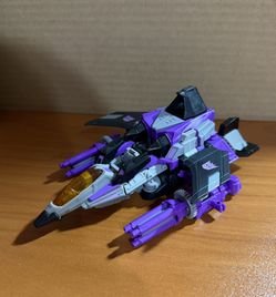 Transformers Generations Thrilling 30 Deluxe Skywarp