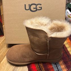 NEW UGG SIZE 6 