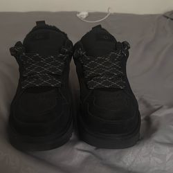 ugg lowmels black, comes with box’s and extra laces