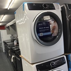 New Scratch And Dent Electrolux Front Load Washer And Dryer Set. 1 year Warranty 