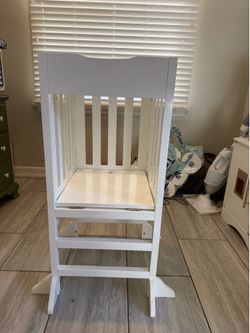 Foldable toddler tower