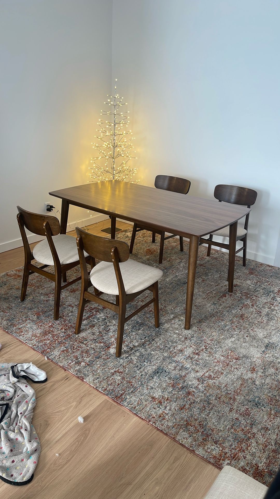 Dining Set (Table w/ 4 Chairs)