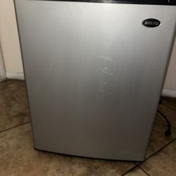 Sanyo 1.7 Cu Ft Compact Mini Fridge 
