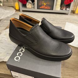Pair of men's Ecco Soft 7 Slip-On 2.0 sneakers in black leather. Size EU 45