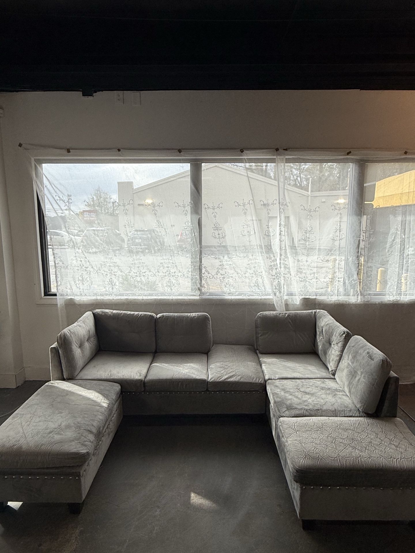 L-shaped sectional sofa with velvet upholstery and a fold-down chaise lounge, plus a storage footstool, suitable for the living room (Grey)  💰450$