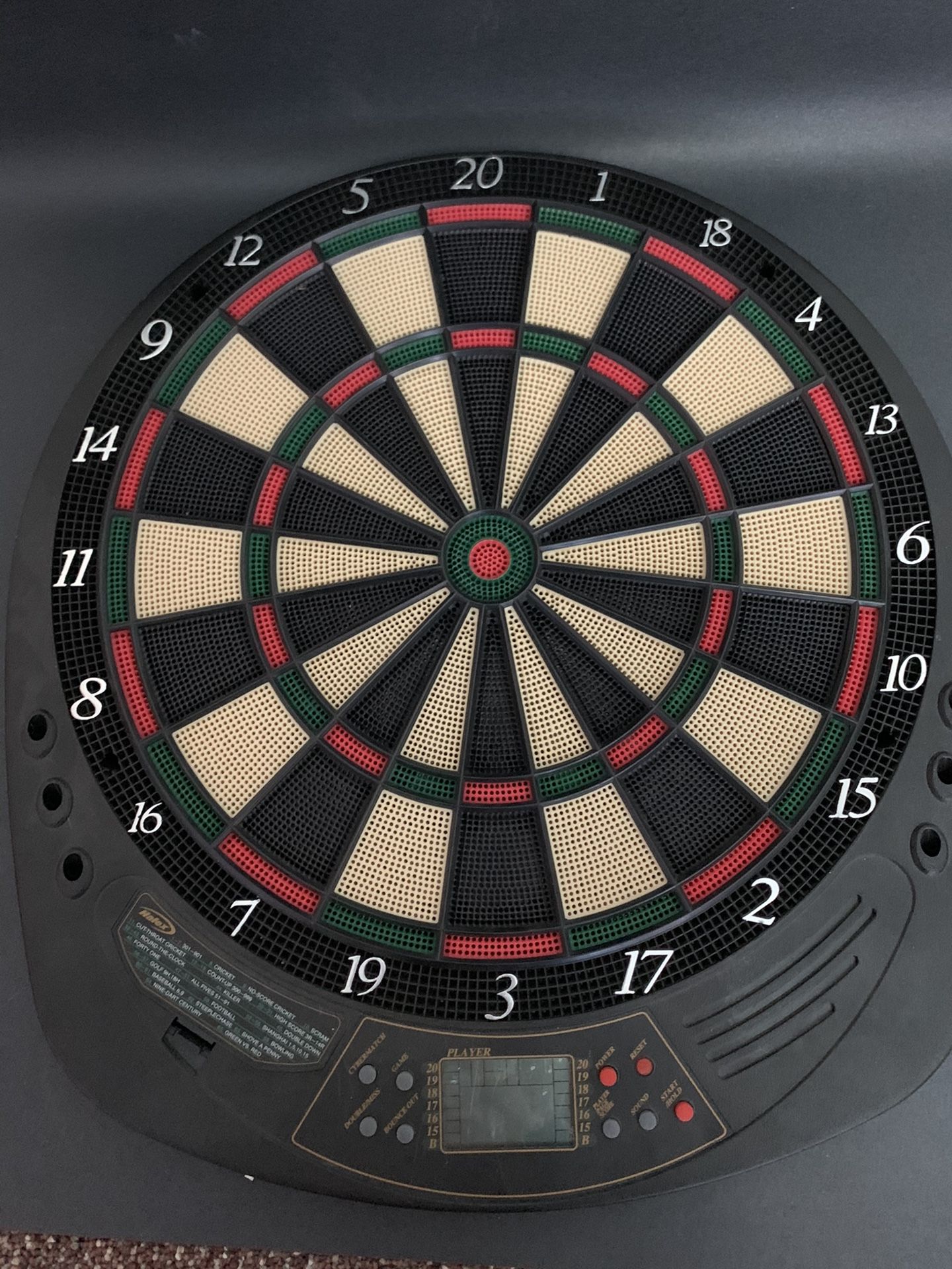 Electronic Dart Board with 4 1/2 darts + extra pieces
