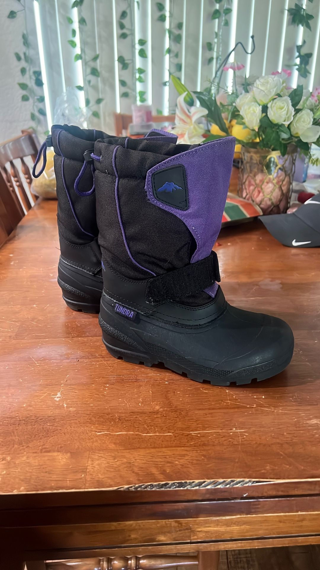 Quebec kids snow boots size one