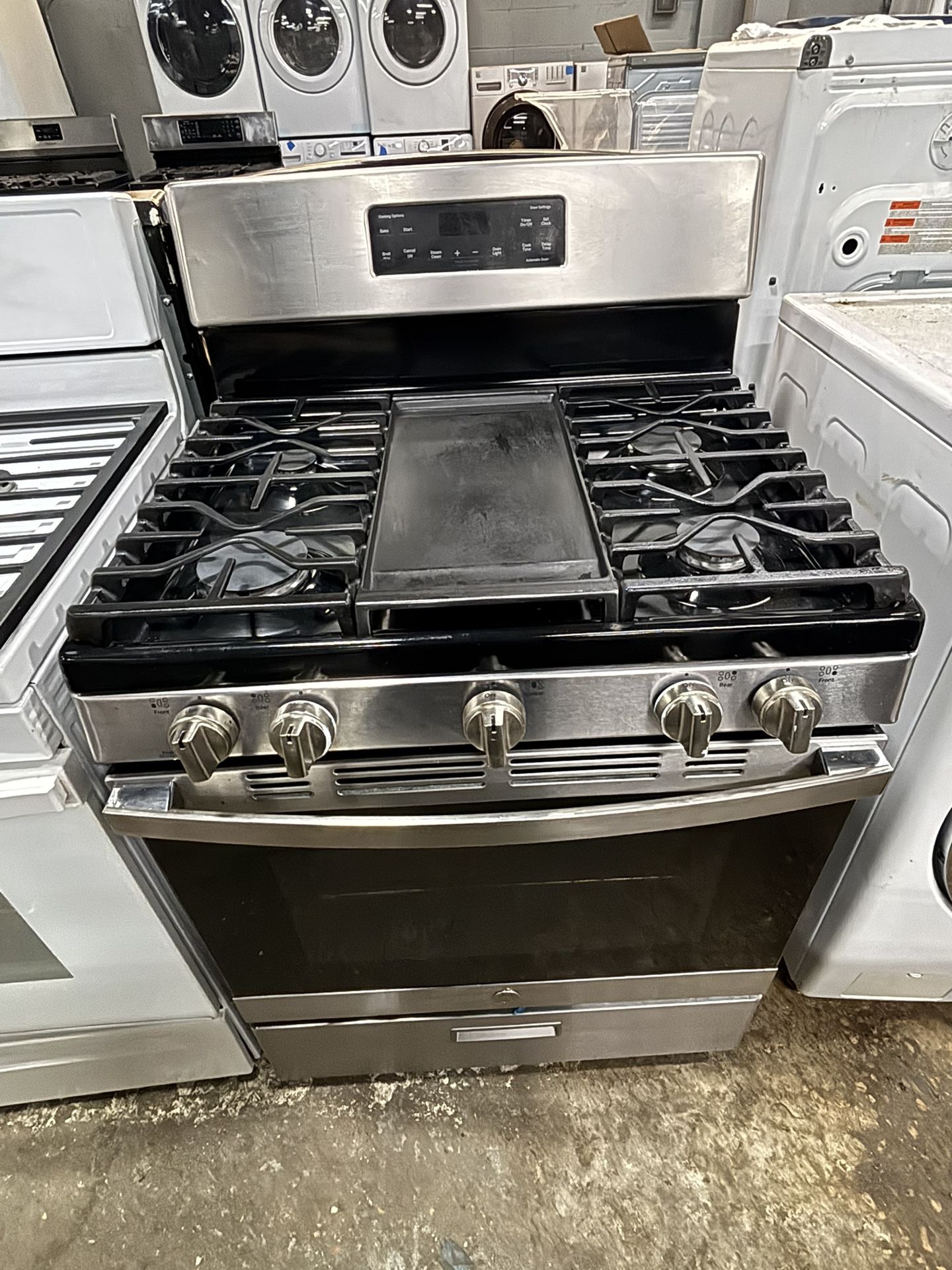 Stainless Steel GE 5 Burner Gas Stove In Excellent Condition!