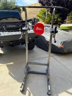 Pull up bar station