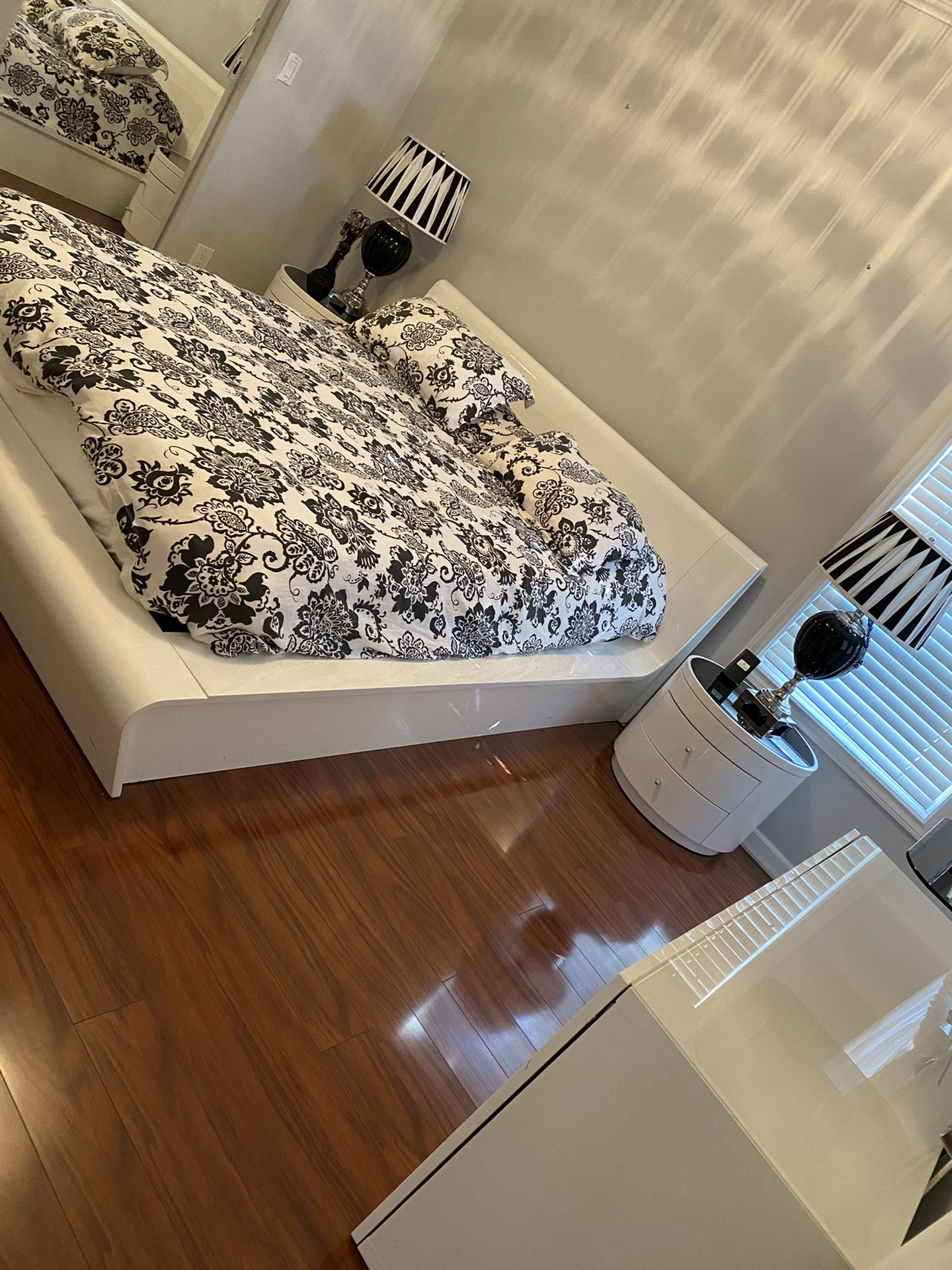 Bedroom Set Queen bed, 2nightstands, 1 accent cabinet/tv stand