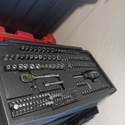 Husky 1/4"  Sockets And Screwdriver Kit  148pcs