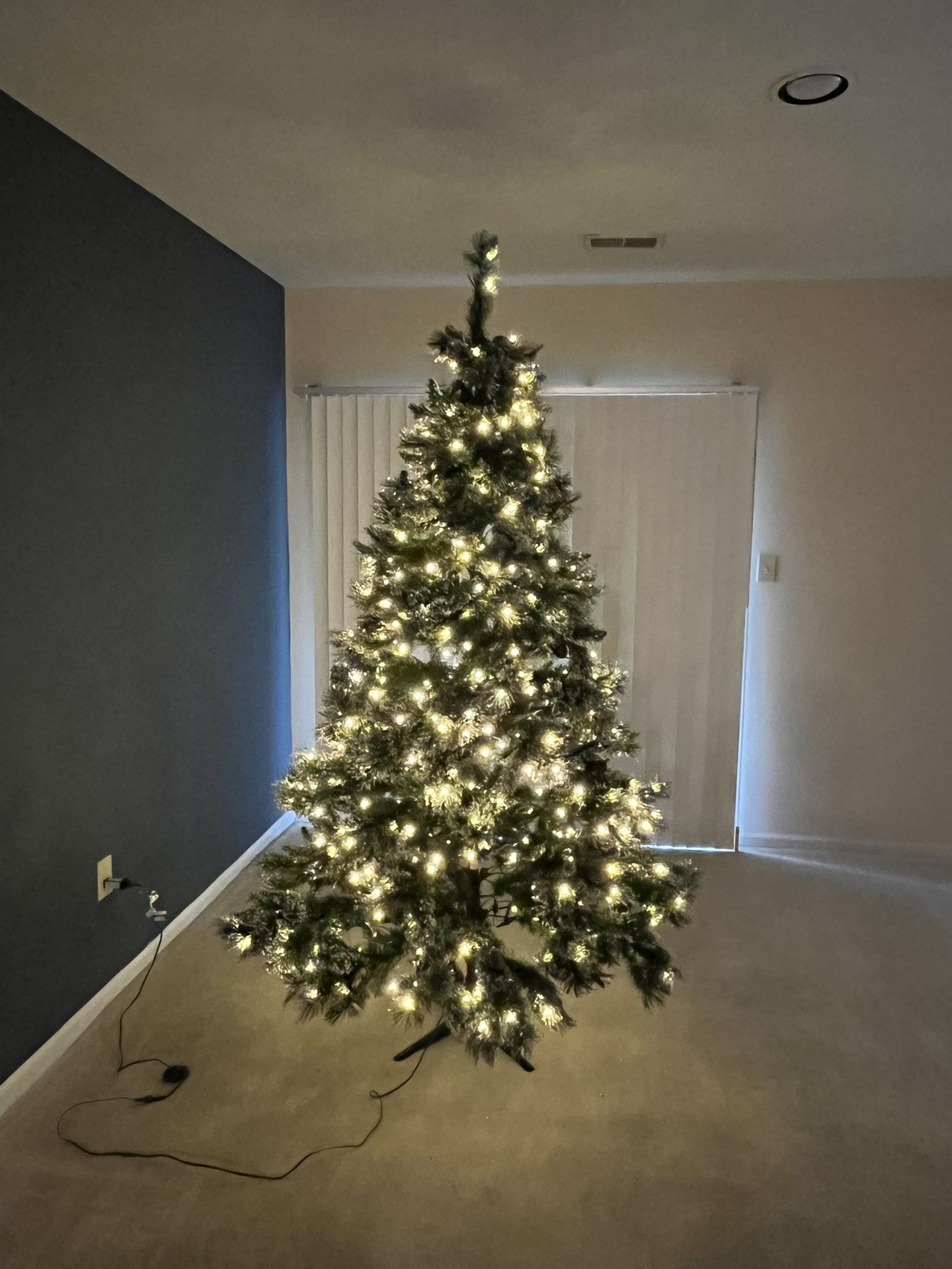 7.5 Ft LED pre-lit Artificial Christmas Tree 