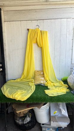 paquete de decoración para fiestas que incluye caminos de mesa amarillos ("Yellow Table Runner") para eventos como baby showers o bodas, con un total 