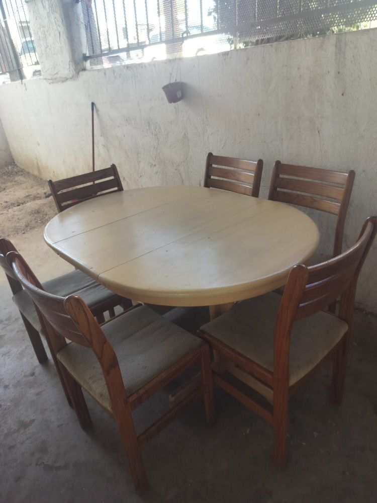 Kitchen Table For 4-6 People