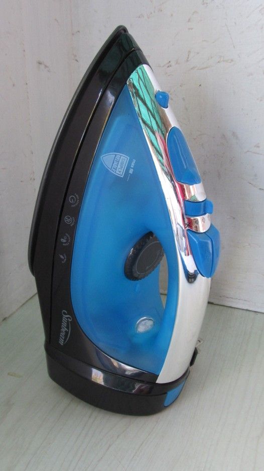 Sunbeam Steam Master Clothes Iron With Nonstick Soleplate, Auto Shutdown, 8' Retractable Cord