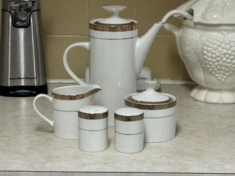 32 Piece Gold Trimmed Dinnerware Set