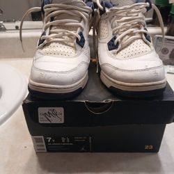 NIKE AIR JORDAN'S TENNIS SHOES 👟 NORMAL WEAR ONLY $40 SIZE 7-8 BUY IT TODAY GREAT DEAL ONLY $40