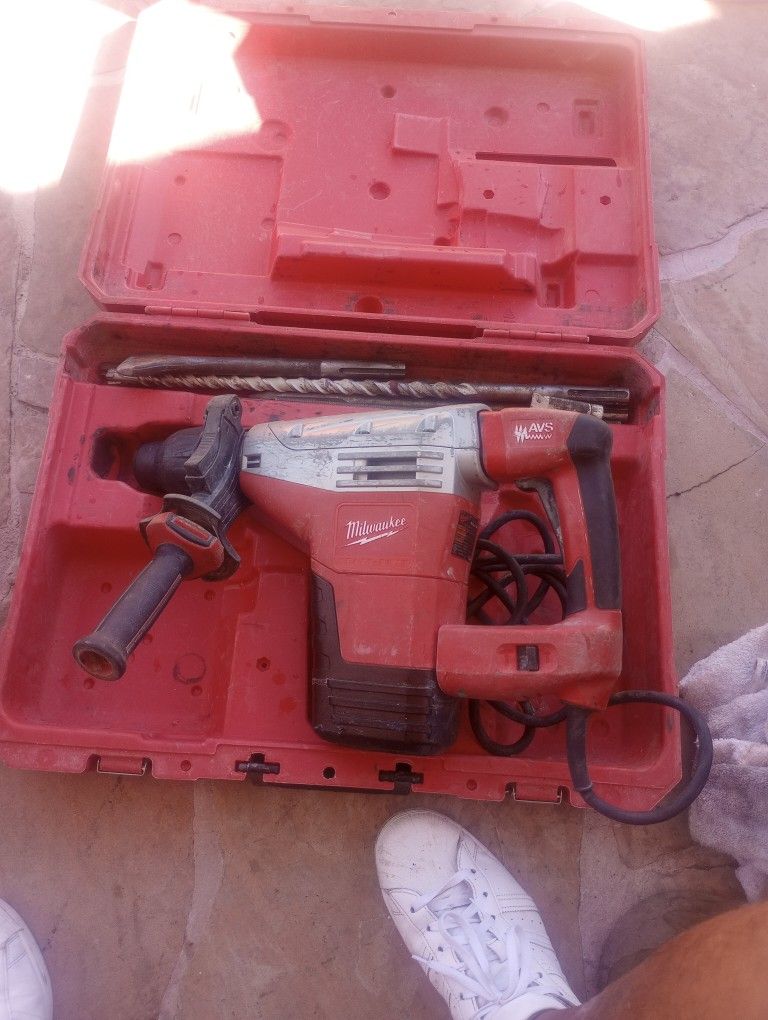 Milwaukee 13/4" SDS-MAX COMBI HAMMER W ALL BITS W CASE Need To Sell  300.0.00