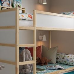 KURA Reversible Bed in White/Pine, Twin.