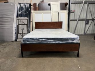 Queen sizeWood and Metal Platform Bed Frame with Mattress