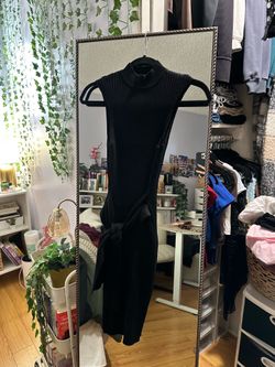 Black bodycon dress