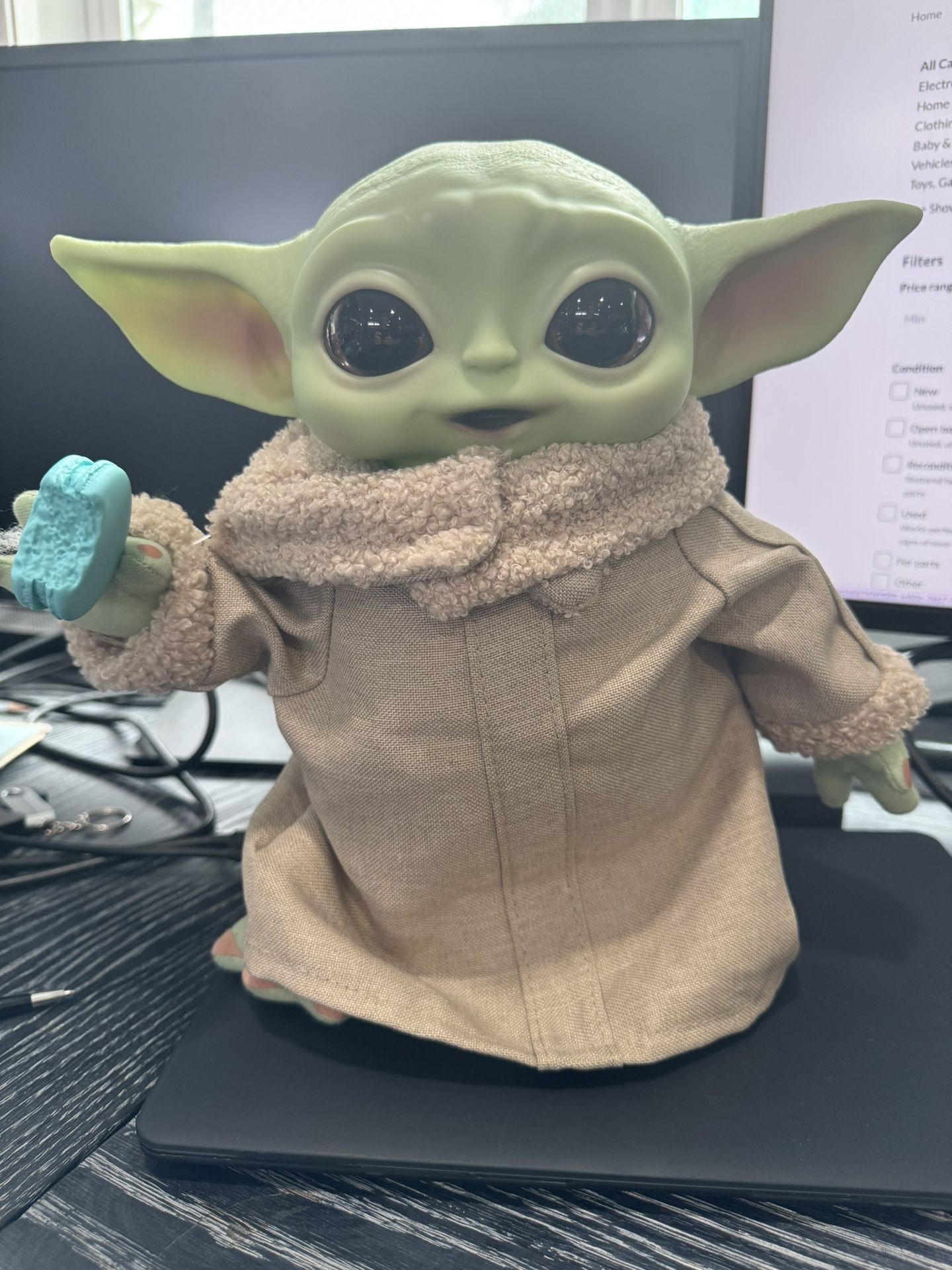 Baby yoda (Grogu) - Holding Space Macaron