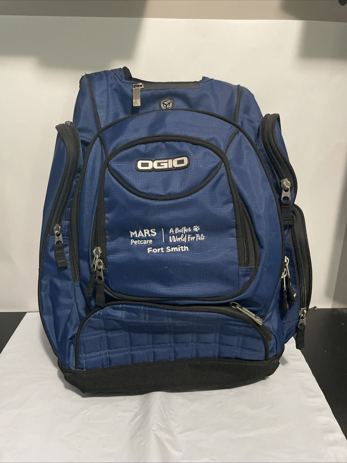 OGIO Mars Petcare Backpack Laptop Sleeve 8 Pockets Blue 19”
