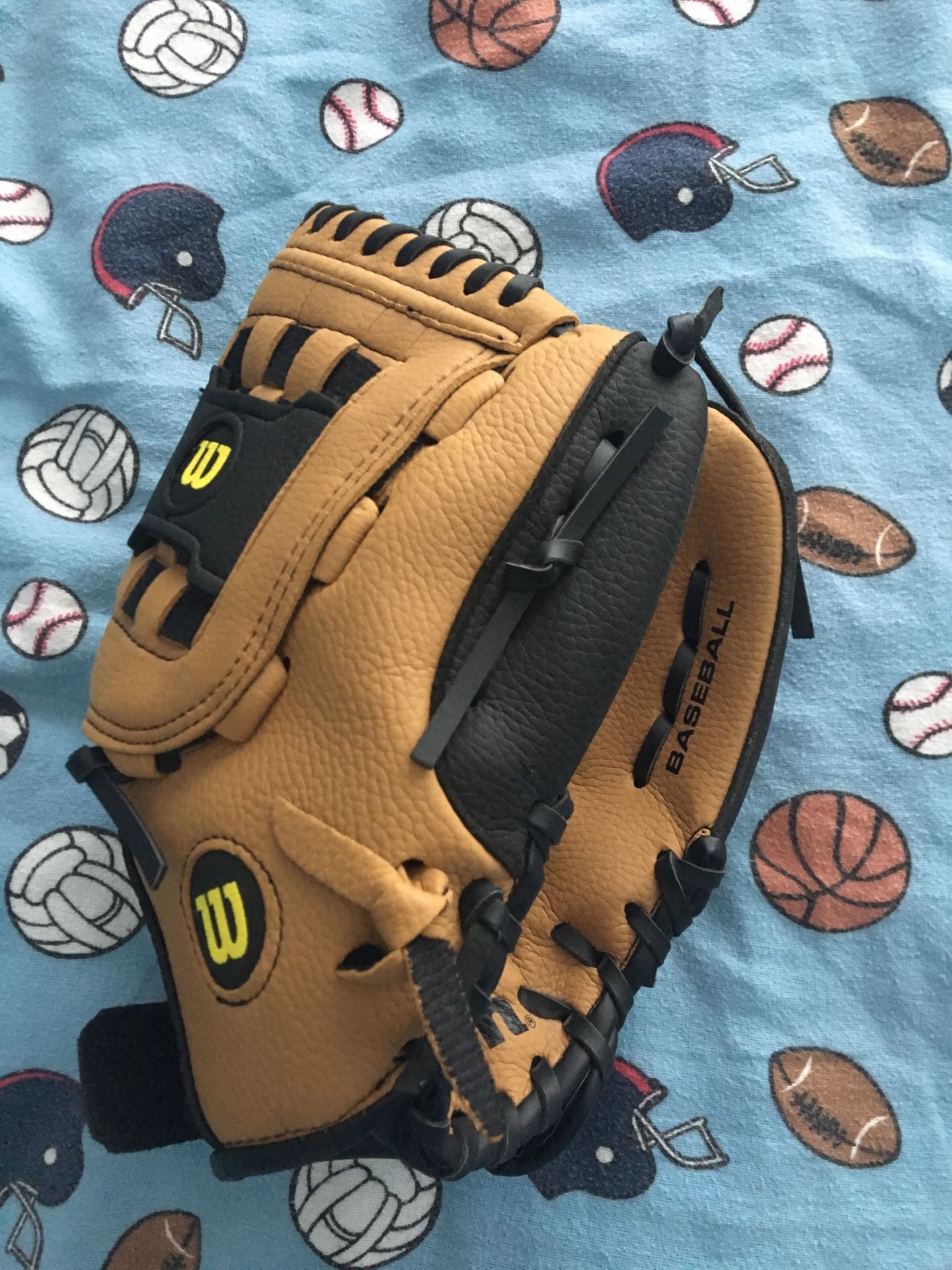 Wilson adjustable baseball glove BRAND NEW