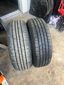 Tengo 2 llantas super buenas la medida es 195/65/15  las 2 por 70