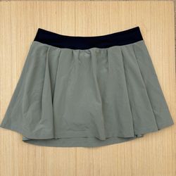 Beyond Yoga two-tone pleated skirt in sage green and navy size S small
