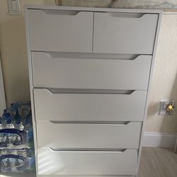 Brand new dresser white 6 drawer 4 big 2 small
