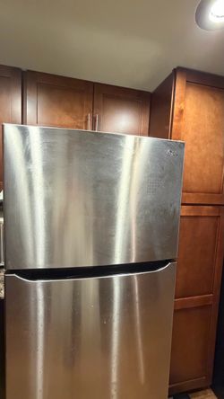 LG Stainless Steel Refrigerator 20.2 Cu Ft Top Freezer 30” Wide