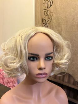 Short blonde wig