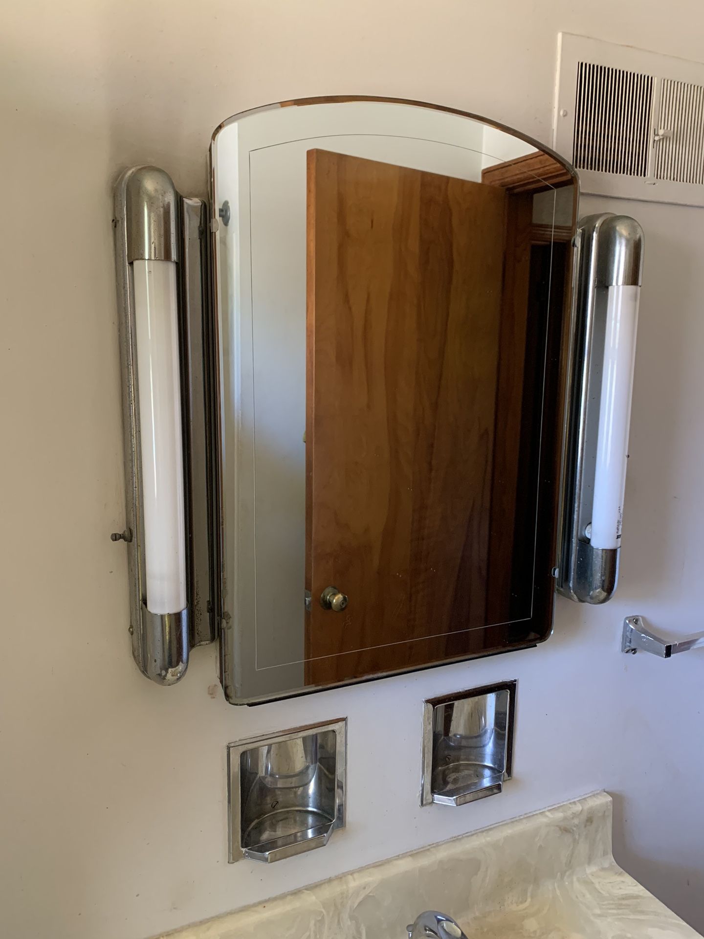 Vintage Good Condition Natcco Mirr- O- Nette Medicine Cabinet With Attached Lights