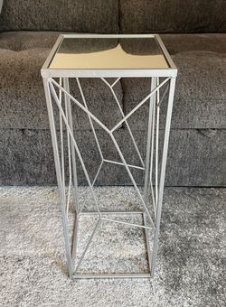 Geometric Design Mirror-Top Metal Decor Stand