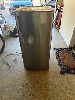 LG Refrigerator with Freezer – 6 Cu. Ft. – Excellent Condition