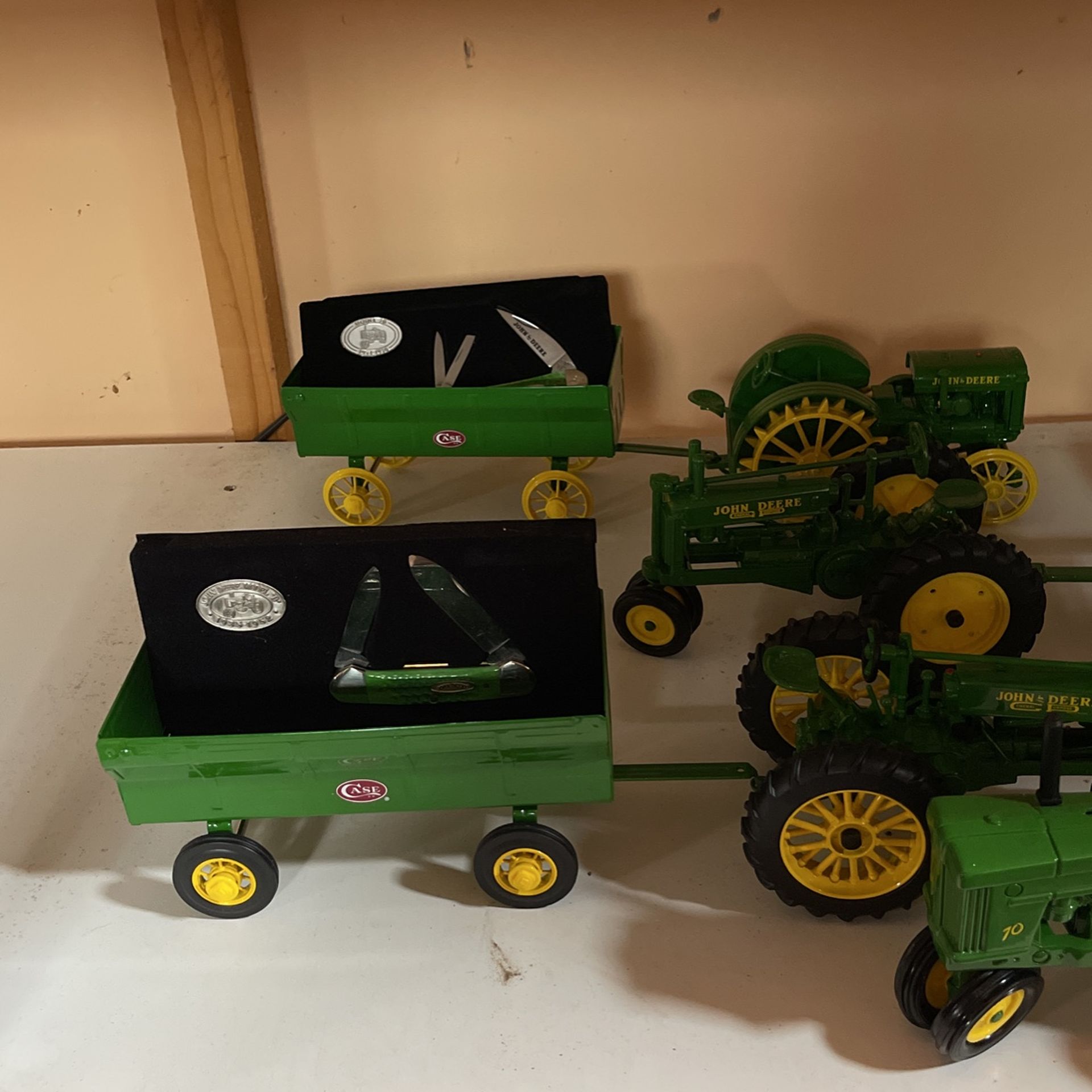 Collectible John Deere Tractors With Collectible Cases Knives 