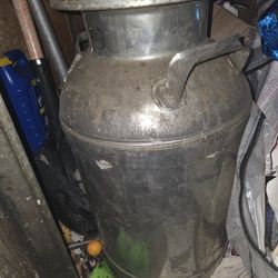 RARE VINTAGE 1947 CREAM CITY ARMOUR DAIRY METAL 10 GALLON MILK CAN