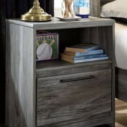 Fairly new queen bed set