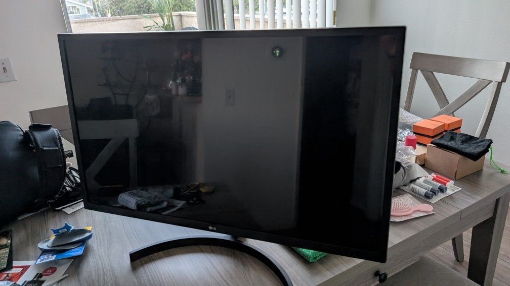 LG 32 In LED Monitor (Non Curved)