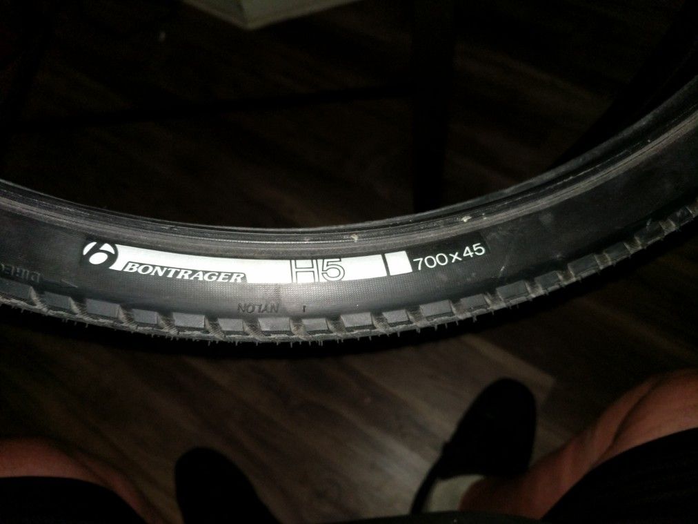 2 Bontrager H5 700X45 Hybrid Mountain Bike tires and Kenda Tubes