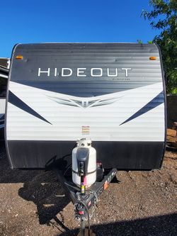 2021 Keystone Hideout 17ft couples trailer with slide Murphy bed