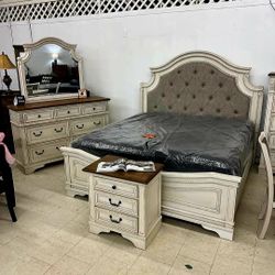 REALYN CHIPPED WHITE PANEL BEDROOM SET