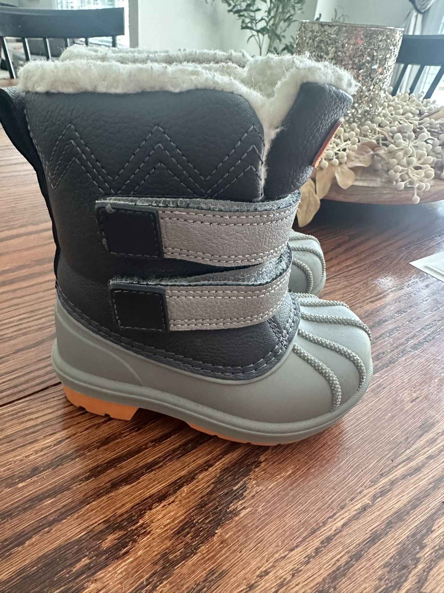 Cat And jack Snow boots Size 5