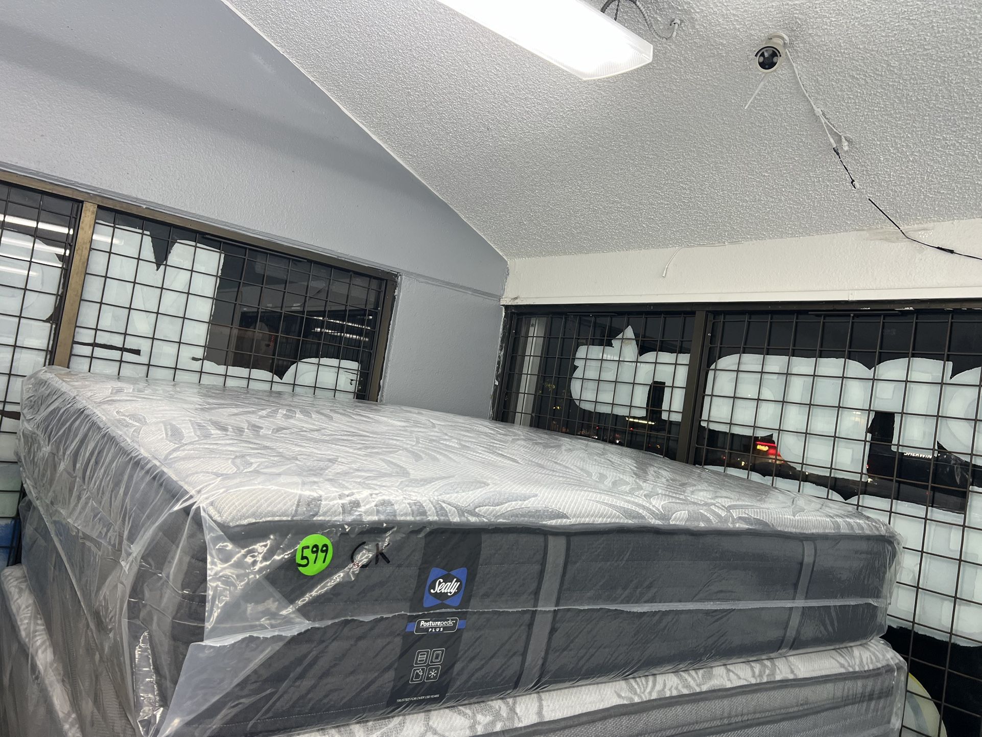 CALIFORNIA KING SIZE SEALY POSTUREPEDIC PLUS MATTRESS & BOX SPRINGS BED SET