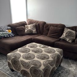 Brown Microfiber Sectional With Ottoman And 6 Pillows 