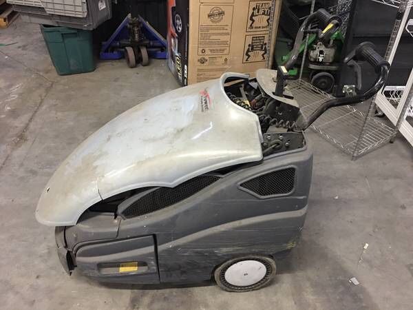 Floor scrubbing machine in excellent condition