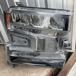 RIGHT SIDE HEADLIGHT 2019-2021 CHEVROLET SILVERADO 